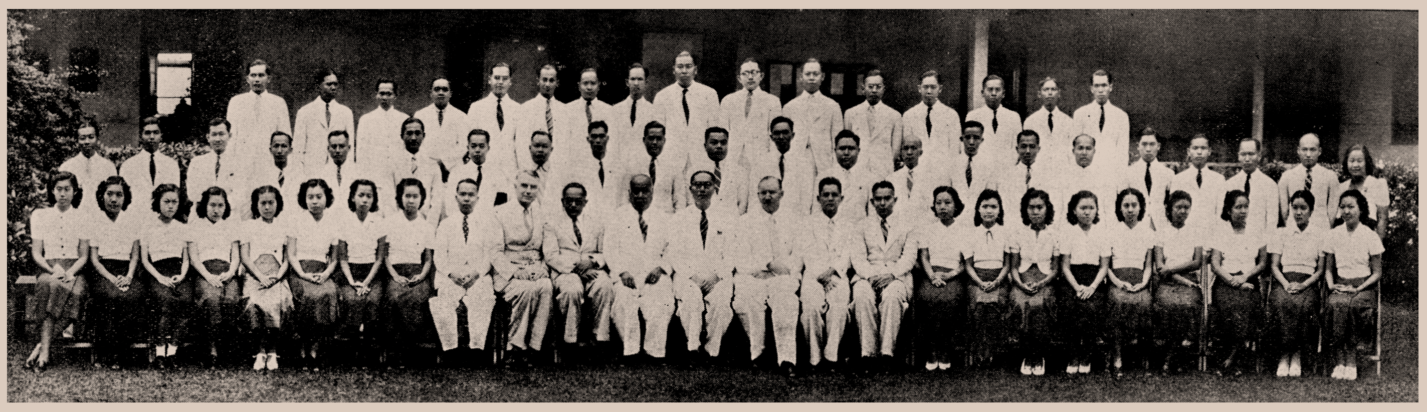 ภาพหมู่ข้าราชการกรมวิทยาศาสตร์ รูปสุดท้ายที่มีท่านอธิบดีร่วมอยู่ด้วย ถ่ายเมื่อเดือนมิถุนายน พ.ศ. ๒๔๘๔ ภาพหมู่ข้าราชการกรมวิทยาศาสตร์ รูปสุดท้ายที่มีท่านอธิบดีร่วมอยู่ด้วย ถ่ายเมื่อเดือนมิถุนายน พ.ศ. ๒๔๘๔