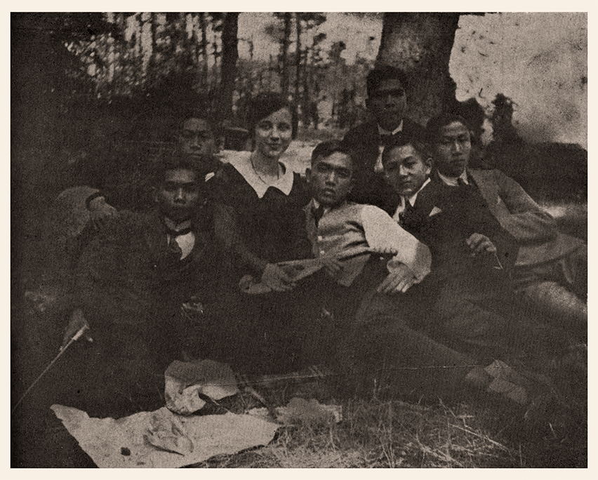 ภาพถ่ายในคราวไปเที่ยวที่ป่าแห่งหนึ่งใกล้กรุงเบอร์ลิน ก่อนถูกจับเป็นชะเลยศึก ๑ วัน ถ่ายในคราวไปเที่ยวที่ป่าแห่งหนึ่งใกล้กรุงเบอร์ลิน ก่อนถูกจับเป็นชะเลยศึก 1 วัน