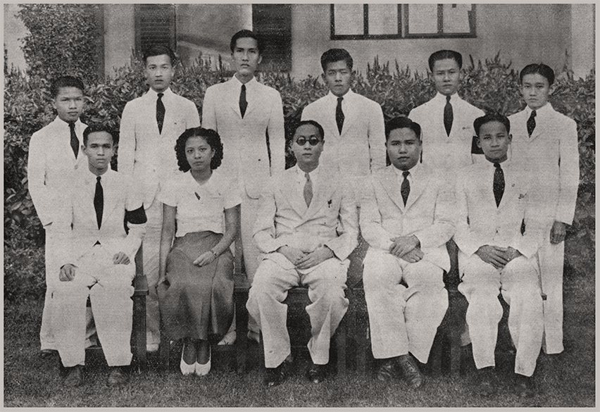 ภาพท่านผู้อำนวยการสถานศึกษาเคมีปฏิบัติ กับผู้ช่วยผู้อำนวยการและศิษย์รุ่นแรกของท่านที่สำเร็จการศึกษา เมื่อ พ.ศ. ๒๔๘๒ ภาพท่านผู้อำนวยการสถานศึกษาเคมีปฏิบัติ กับผู้ช่วยผู้อำนวยการและศิษย์รุ่นแรกของท่านที่สำเร็จการศึกษา เมื่อ พ.ศ. ๒๔๘๒